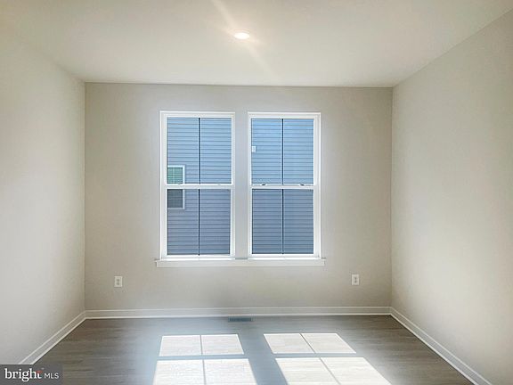 3rd image of 2661 Fairlight Dr