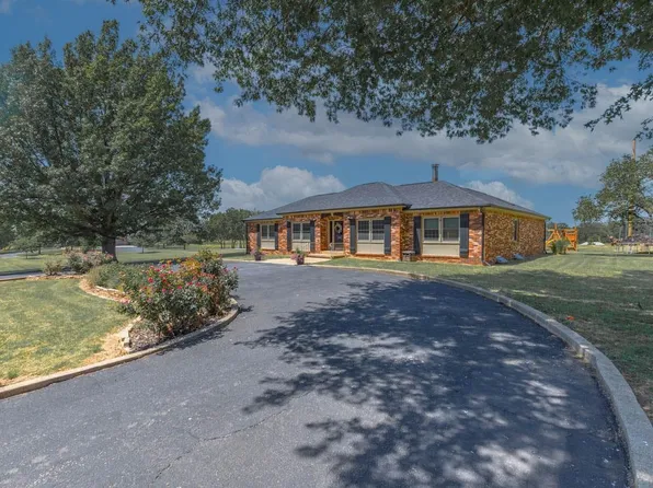 2208 Pinecrest Ct, Arkansas City, KS 67005