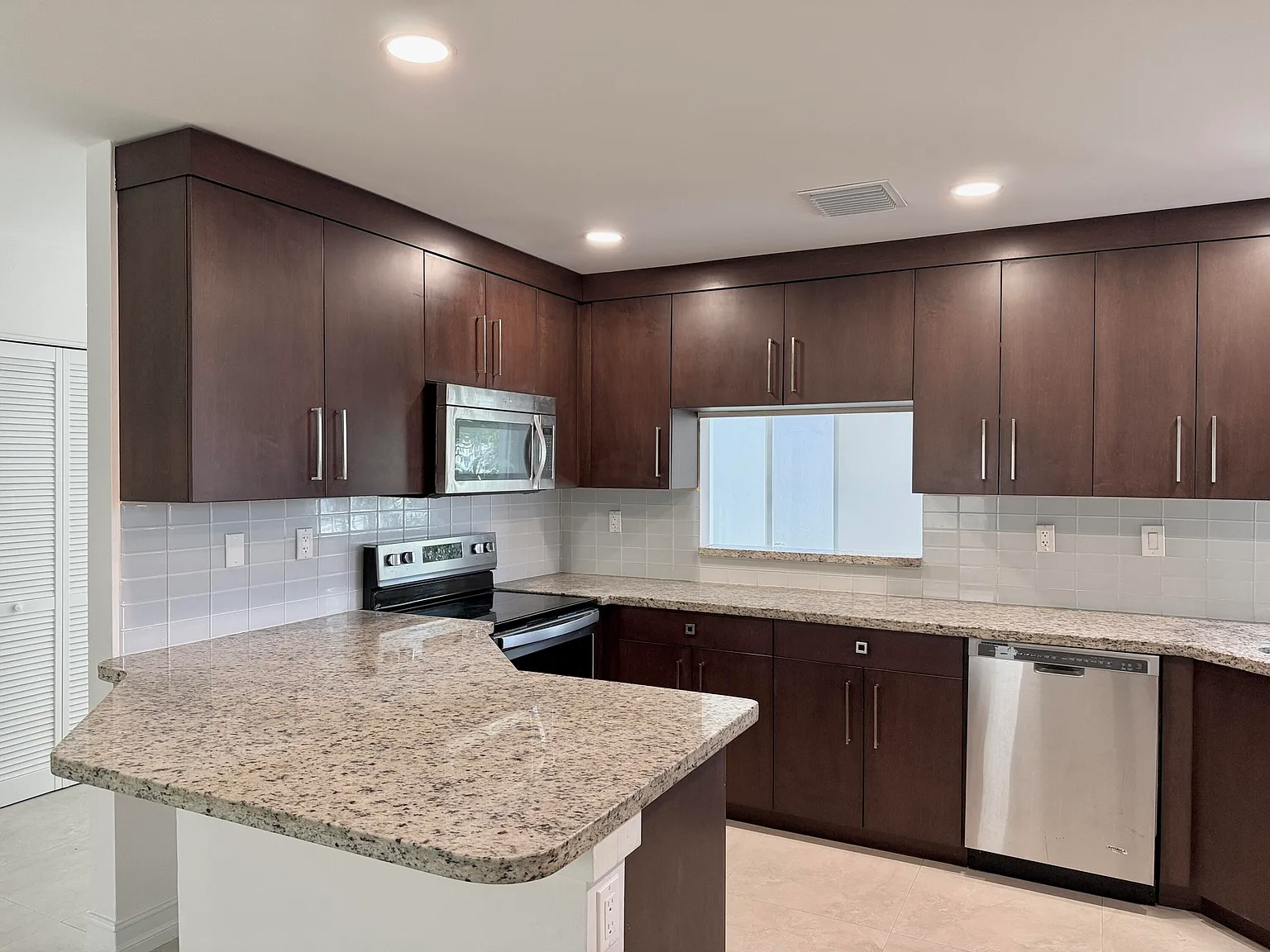 4 bed, 2.5 bath, 2660 sqft, $4,950 — Photo 4
