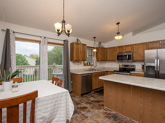 5th image of 3142 SE Cherry Blossom Dr