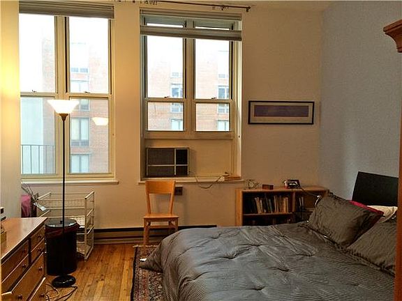 2nd image of 23 Waverly Pl APT 5Z