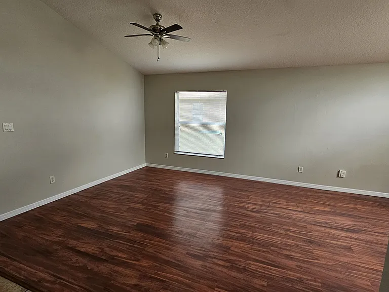 7642 Fordham Creek Ln — Photo 11
