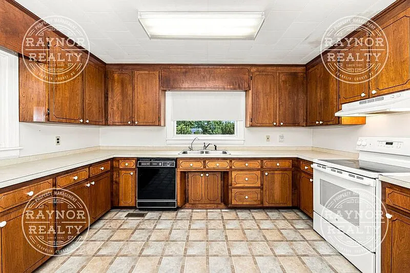 3 bed, 1.0 bath, 1404 sqft, $1,500 — Photo 2