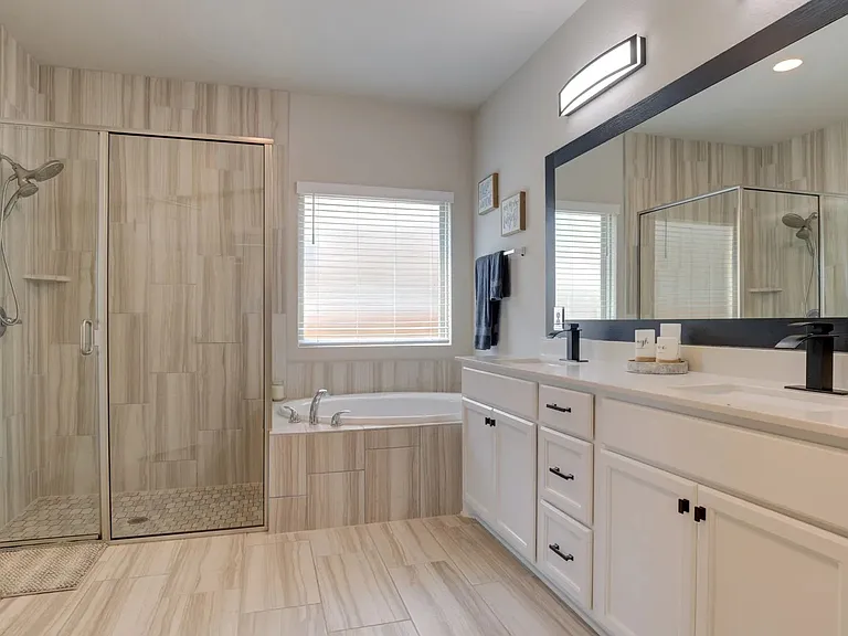 1222 Cadogan Squire — Photo 10