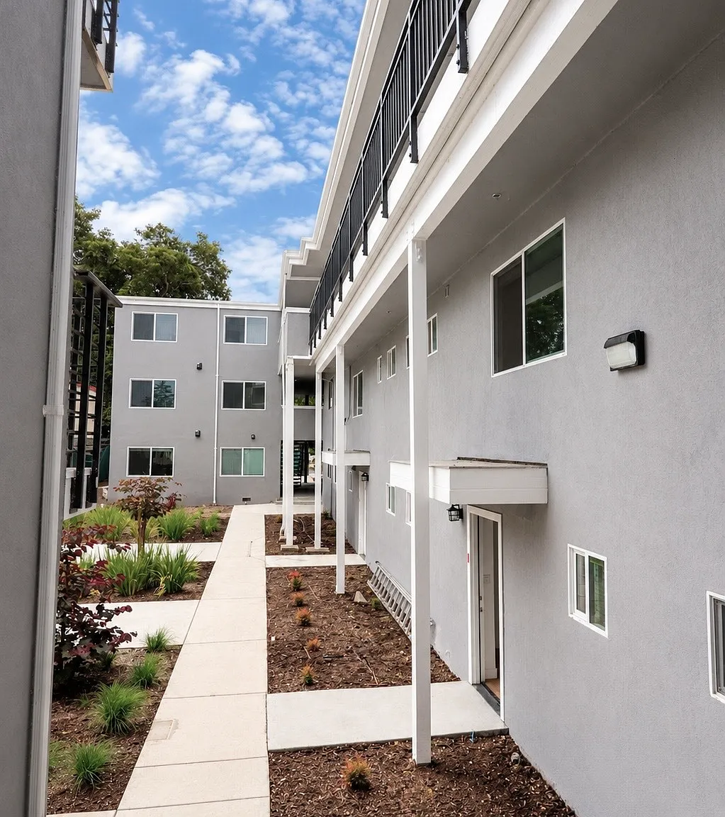 22400 Rockaway Ln — Photo 4