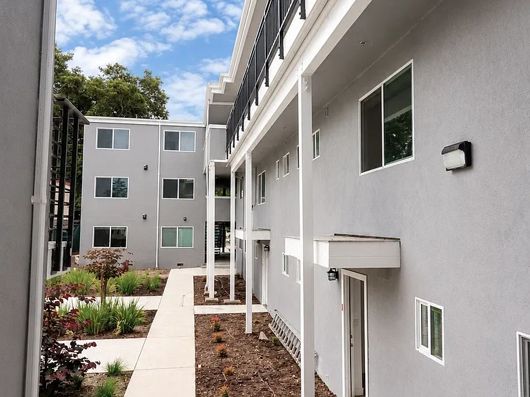 22400 Rockaway Ln — Photo 4