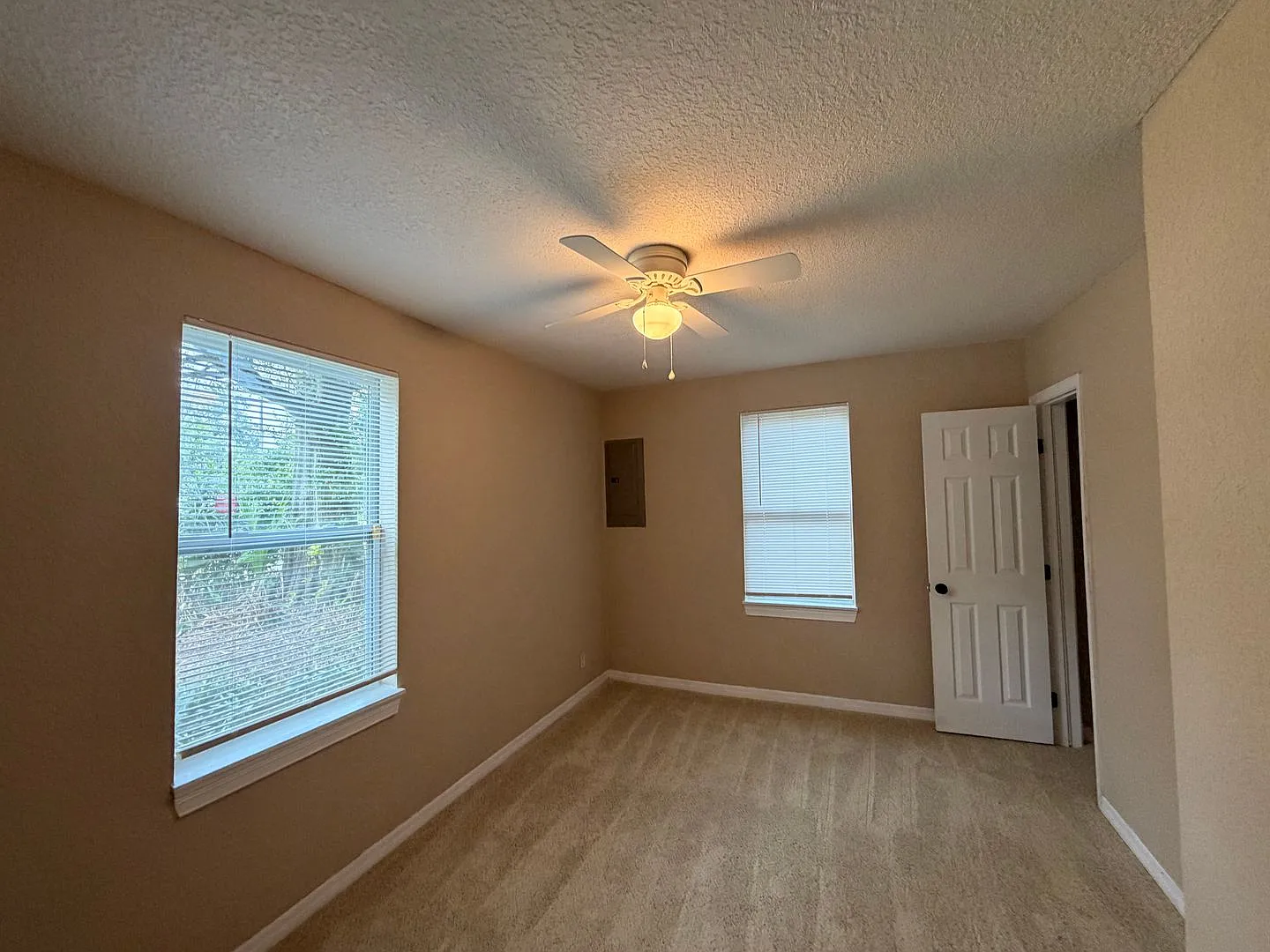 Newly Renovated 2/1 Westside Murray Hill! — Photo 2