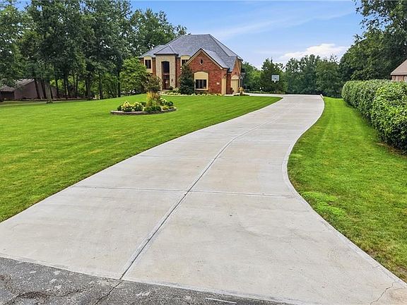 2nd image of 4402 NW Bittersweet Ln