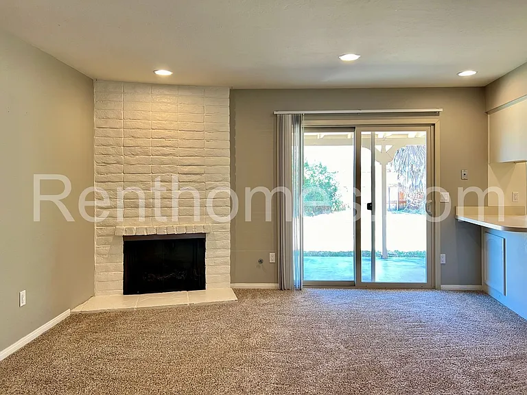 1426 Kingston Dr — Photo 3