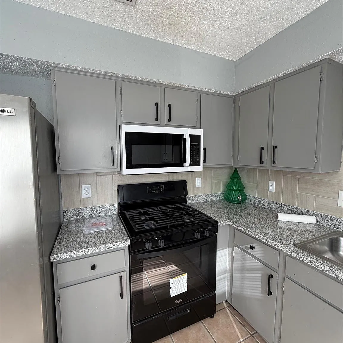 2 bed, 1.0 bath, 968 sqft, $1,600 — Photo 2