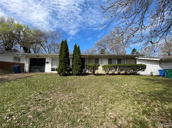 415 Waterford Dr, Florissant, MO 63033