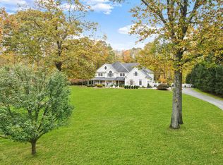 24 Hidden Pond Ln, Trumbull, CT 06611