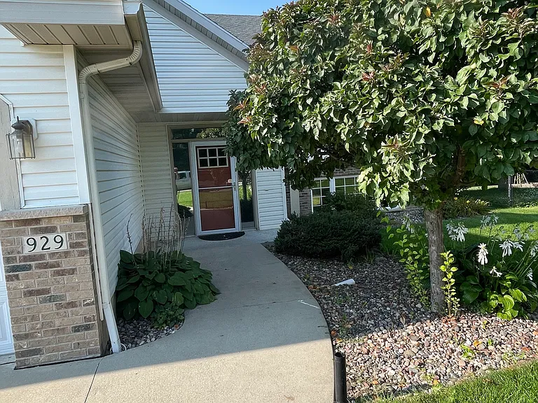 929 Plymouth Ln NW — Photo 3