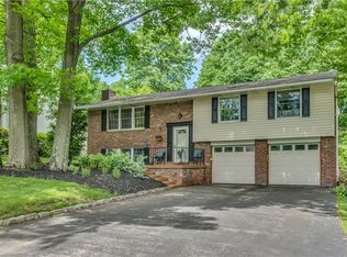 105 Cherry Tree Pl, Coraopolis, PA 15108