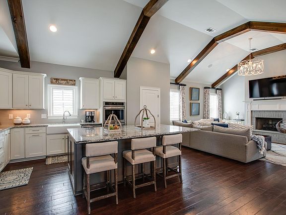 3rd image of 801 Dartmoor Ln