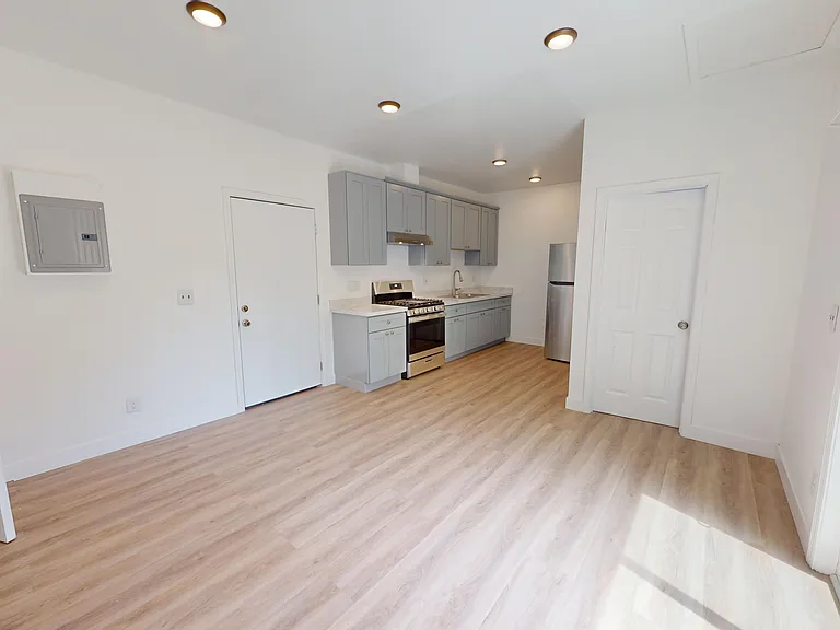 521 W Macarthur Blvd #12 — Photo 5