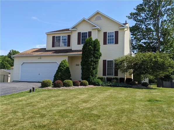 7126 Flagship Dr, Cicero, NY 13039