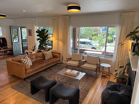 Large living area attached to large entry zone.