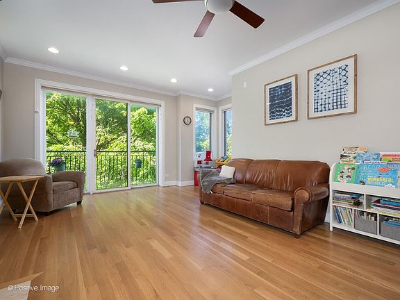 3rd image of 2431 W Walton St #2