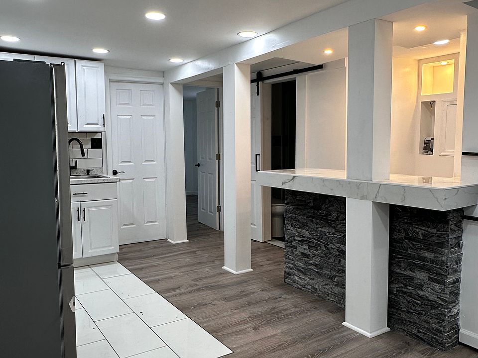 Kitchen / Breakfast Bar Area