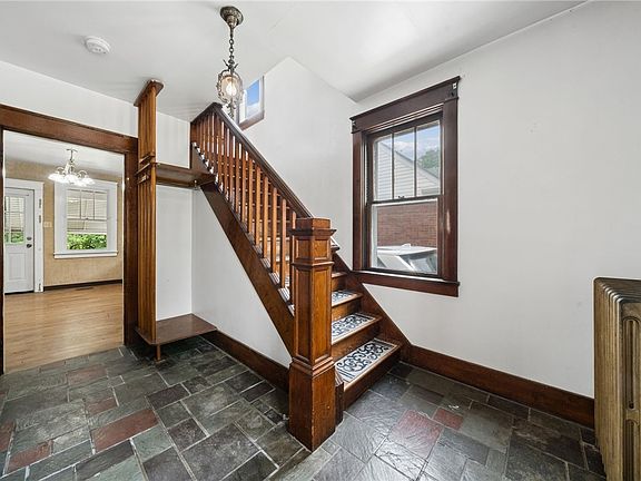 5th image of 333 Greenwood Pl