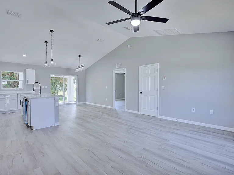 136 Friendly Cir — Photo 13