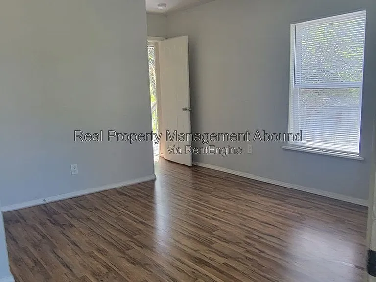 727 S Olympia Ave — Photo 10