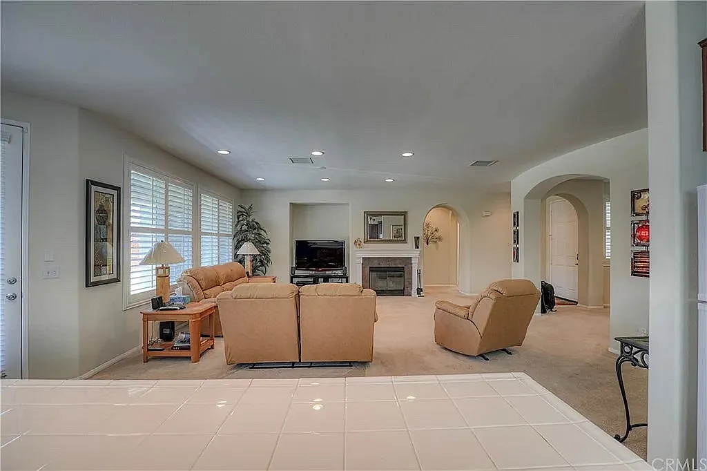 4 bed, 2325 sqft, $3,295 — Photo 4