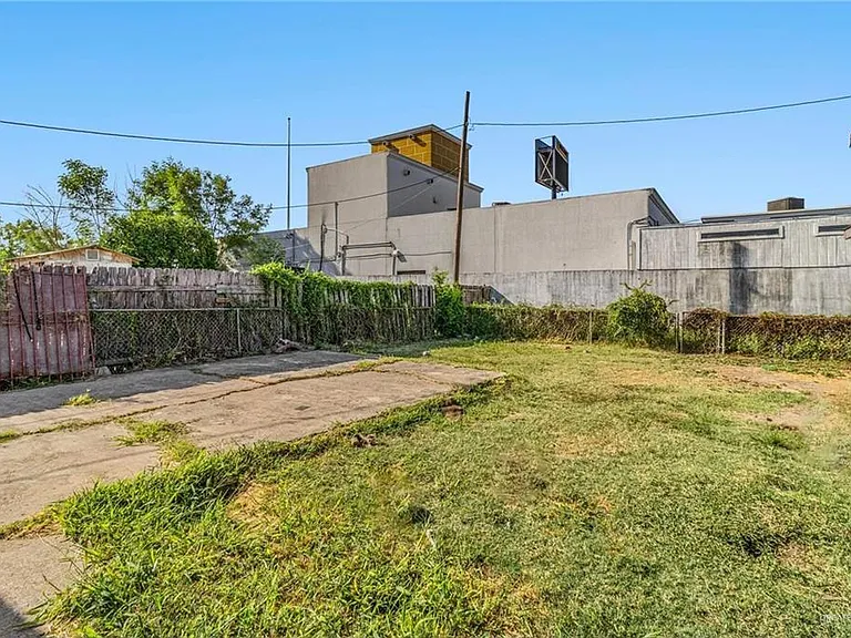 2129 Newport St — Photo 8