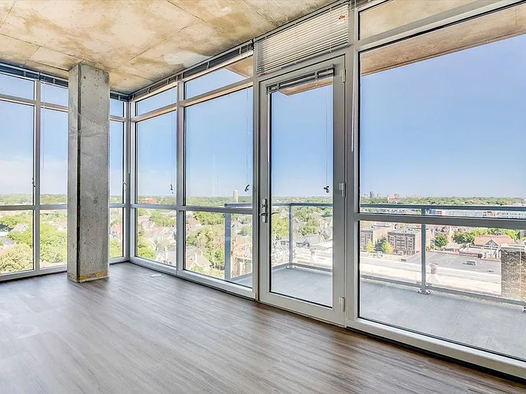 2 Bed / 2 Bath - Living Room