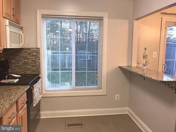 4th image of 2941 Cambridge Dr