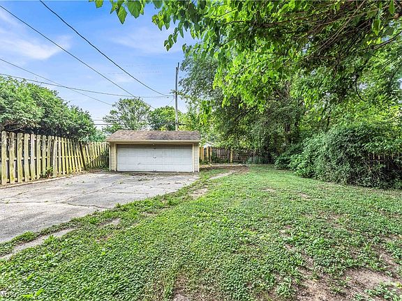 4th image of 18033 Ponciana Ave