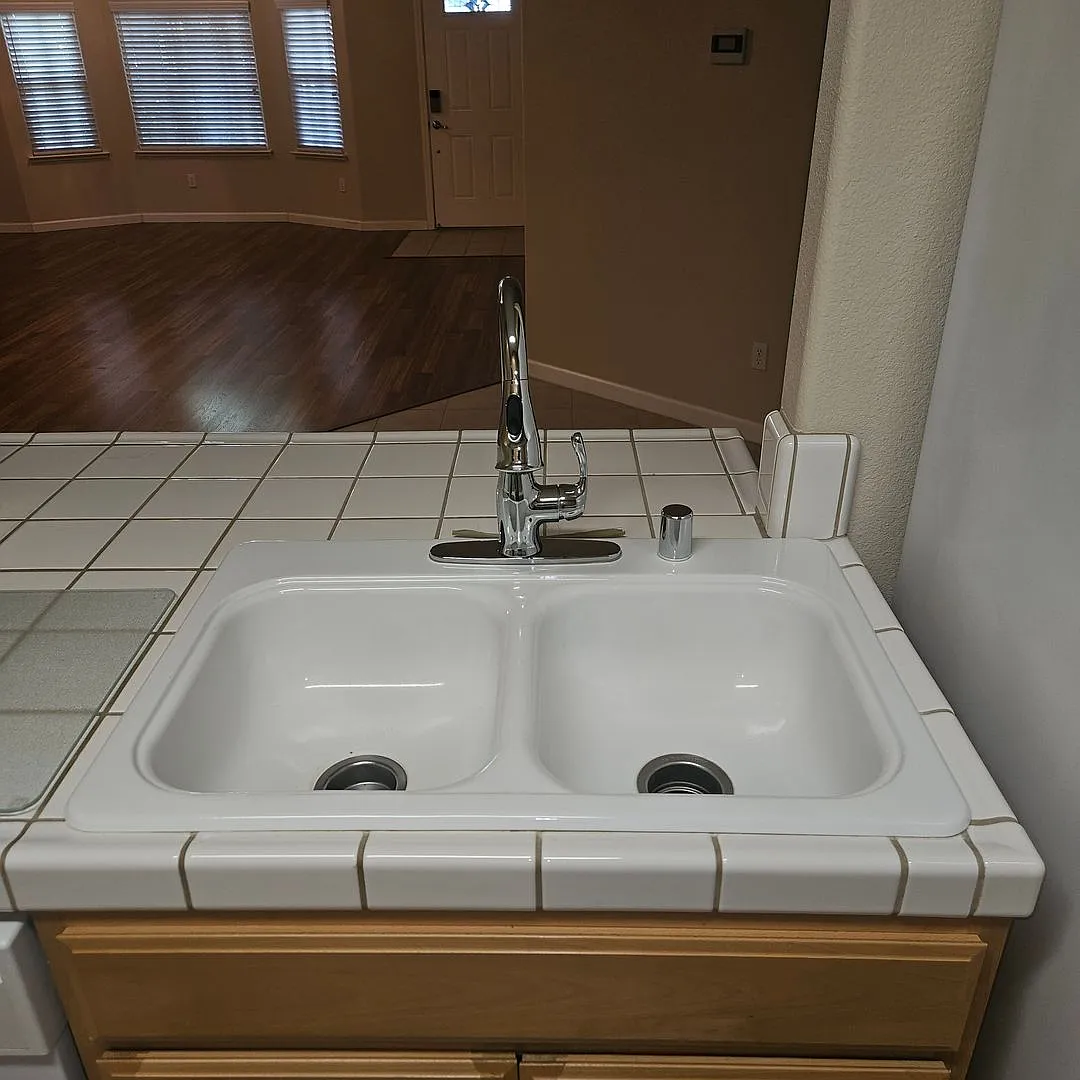 Charming 3 bedroom Duplex Close to Doctors Hospital — Photo 4