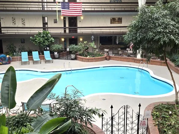 5200 South Tuckaway BOULEVARD #201, Greenfield, WI 53221