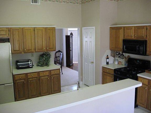 Family Fiendly Kitchen with Large Breakfast Area