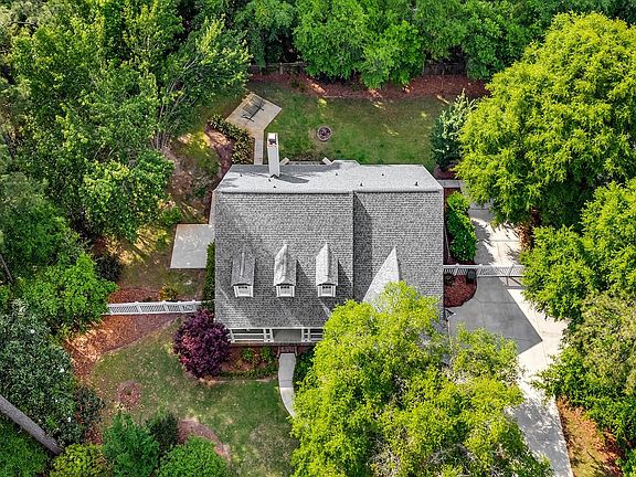 4th image of 376 Congressional Dr.