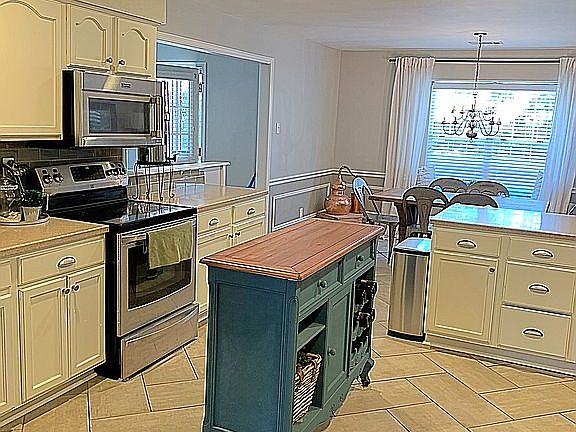 3rd image of 3591 Summerdale Dr