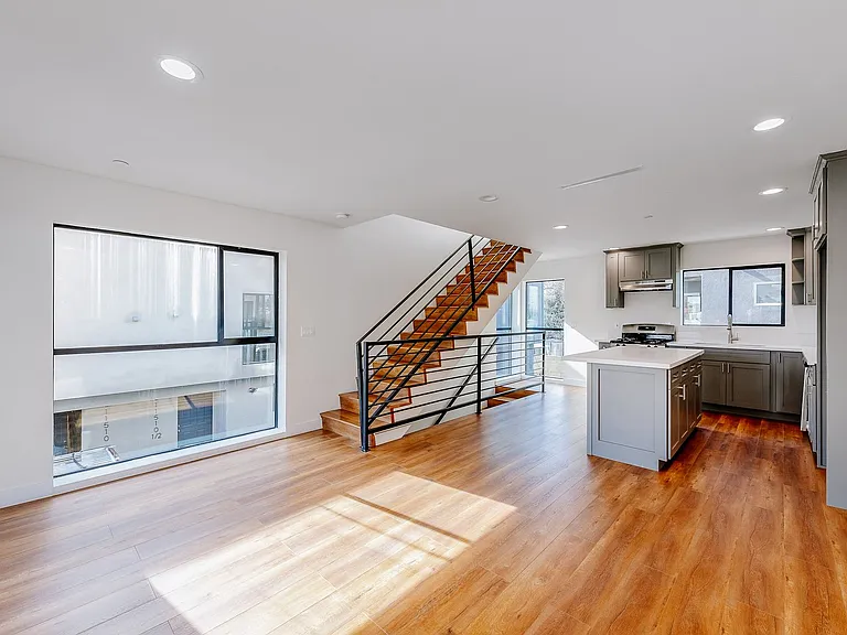 11508 Emelita St — Photo 5
