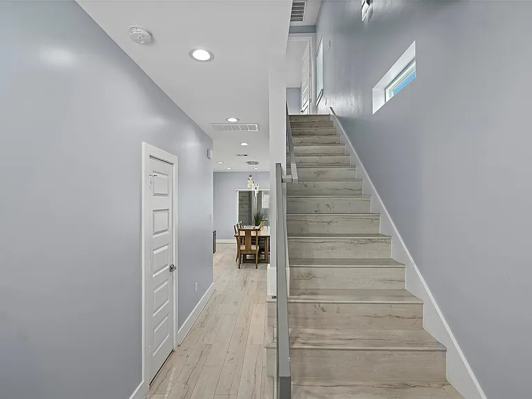 2413 Pease St — Photo 21