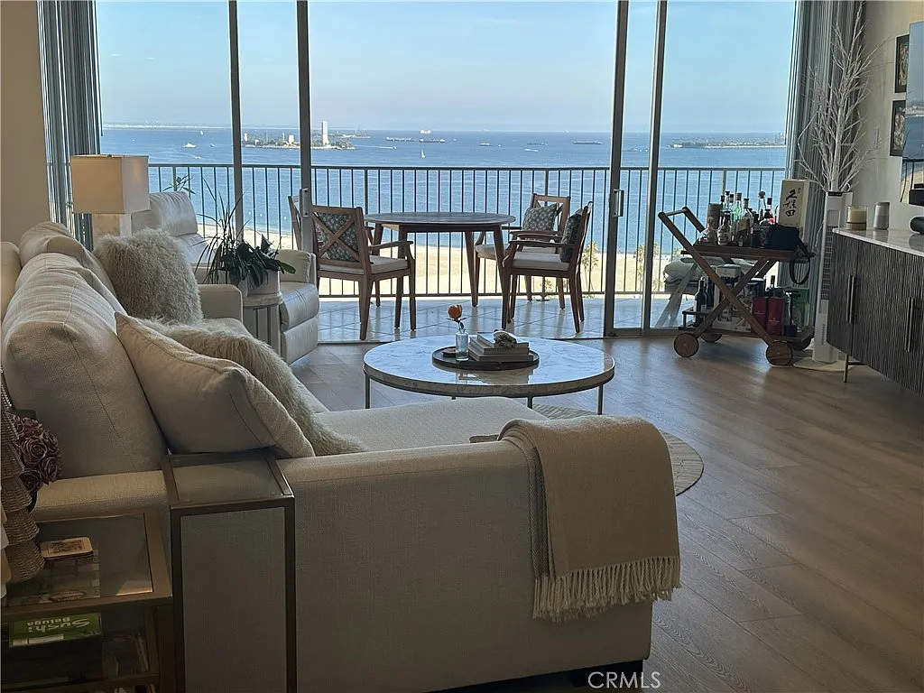 2 bed, 1080 sqft, $5,200 — Photo 3