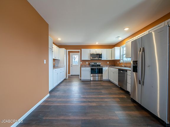 5th image of 202 W Chestnut St