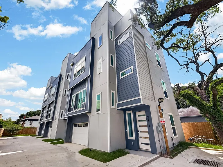 2711 Dennis St — Photo 1