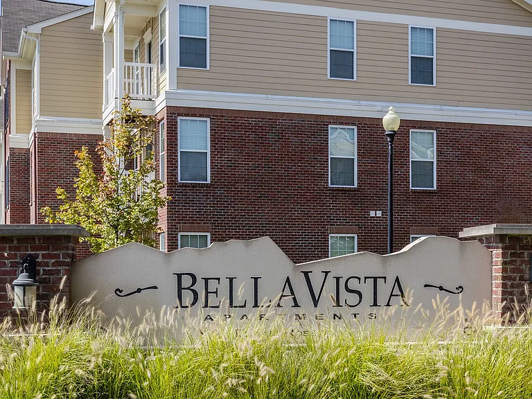Bella Vista Apartments — Photo 45