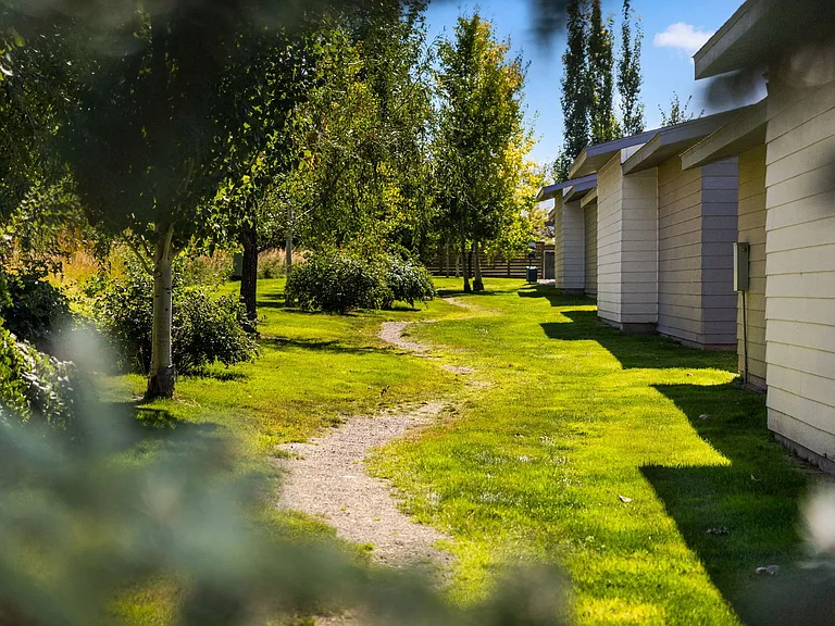 Creekside Apartments — Photo 9