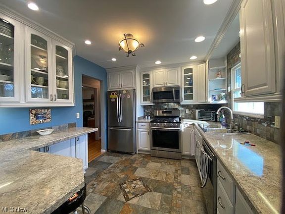 2nd image of 6515 Woodview Cir