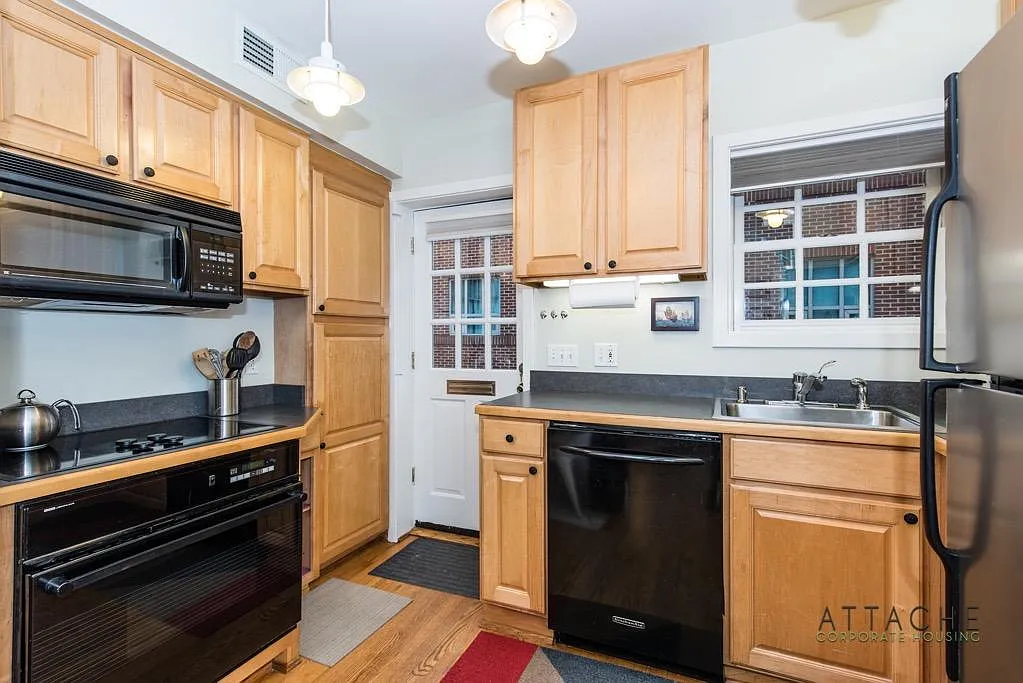 1 bed, 576 sqft, $3,690 — Photo 3
