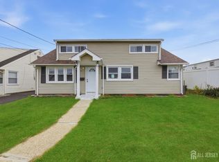 81 Hickory St, Carteret, NJ 07008