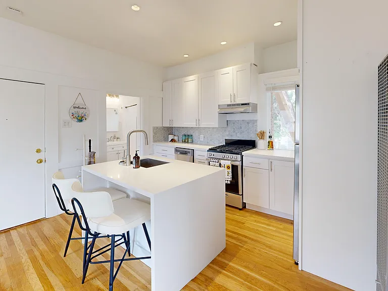 1077 Ashbury St — Photo 4