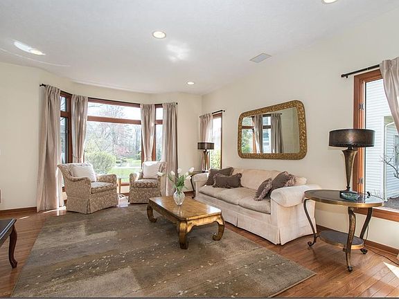 4th image of 560 E Beacon Hill Cir
