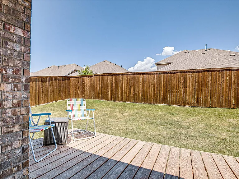 593 Jamestown Ln — Photo 23